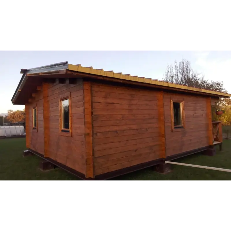 Isolierte Blockbohlenhaus ELBA 6x6, 44/100/44 mm, linke Rückansicht – realisierte Ausführung